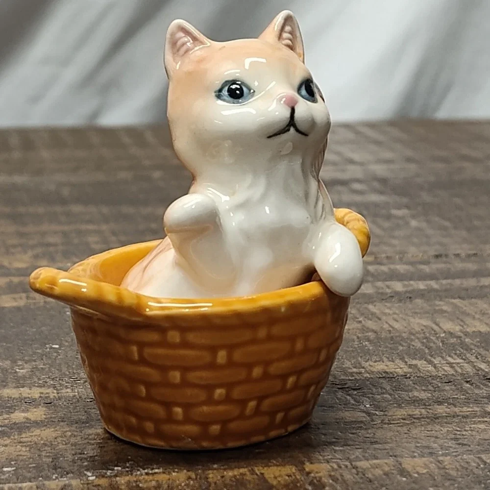 Vintage Ceramic Cat Kitten in Basket figurine Collectable
